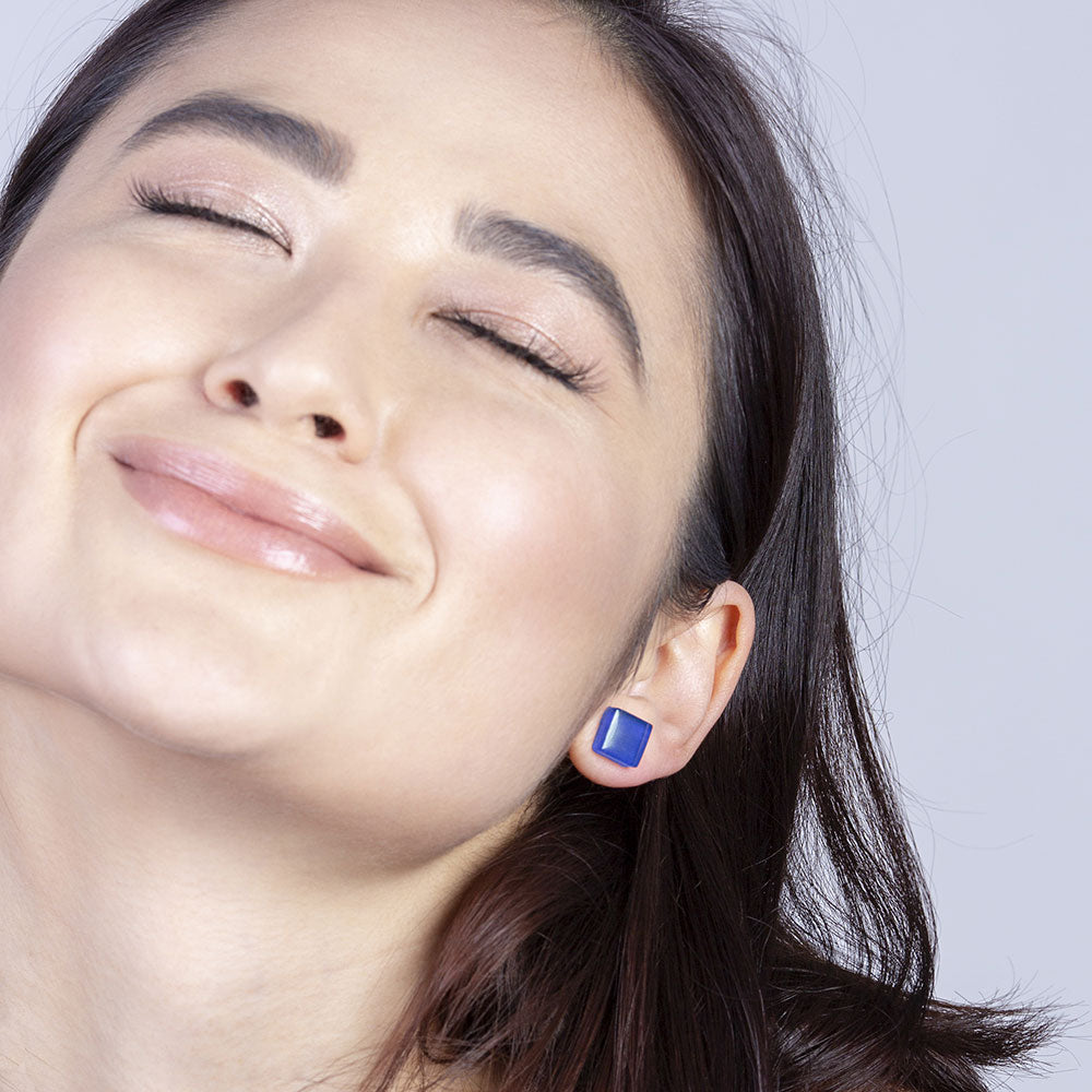 Foto von Small glass stud earrings • 10mm 