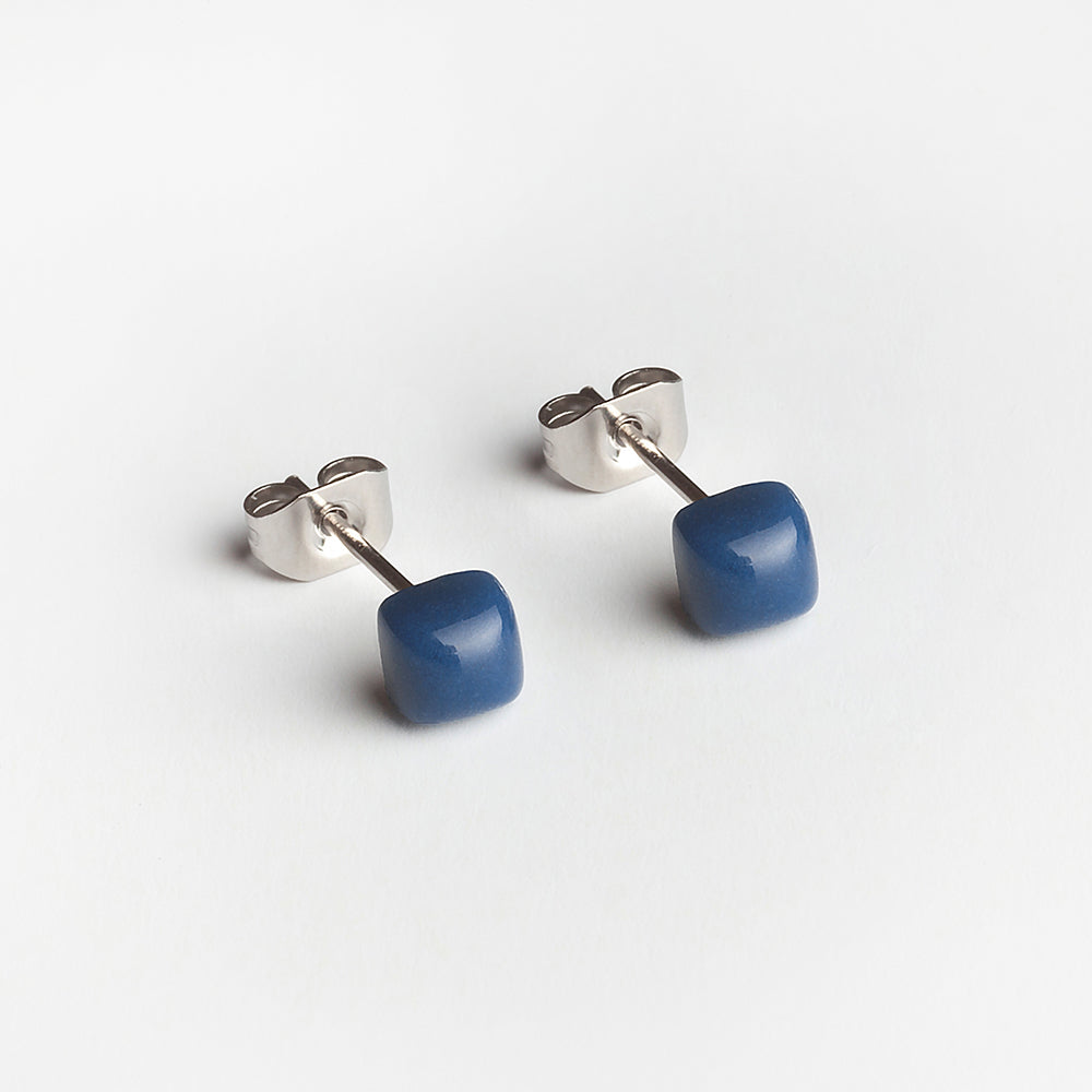 Foto von Small geometric earrings • 4mm