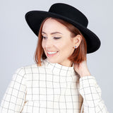 Foto von Small geometric earrings • 4mm