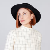 Foto von Small geometric earrings • 4mm