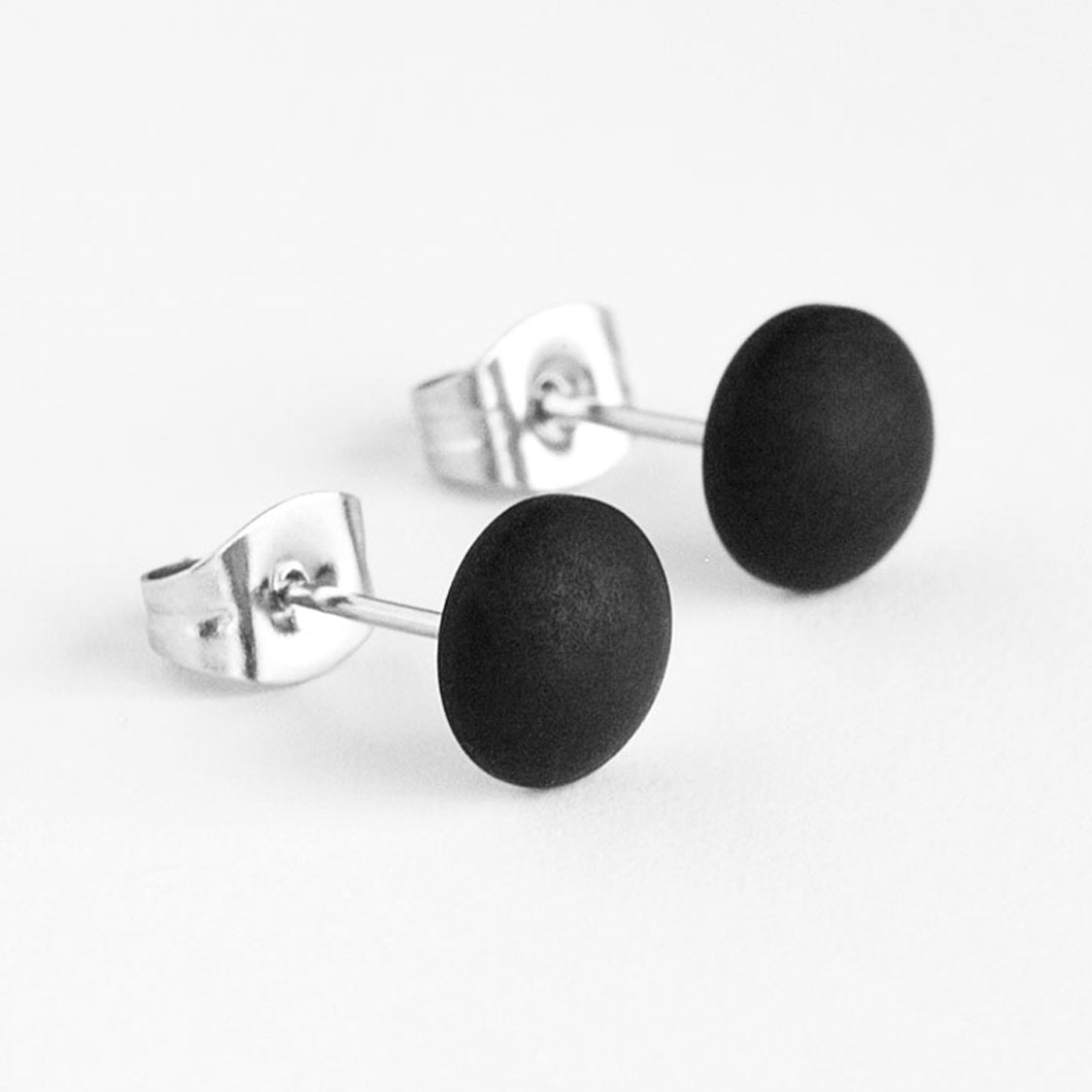 Schwarze Ohrstecker • Minimalistisch & rund • 7 mm
