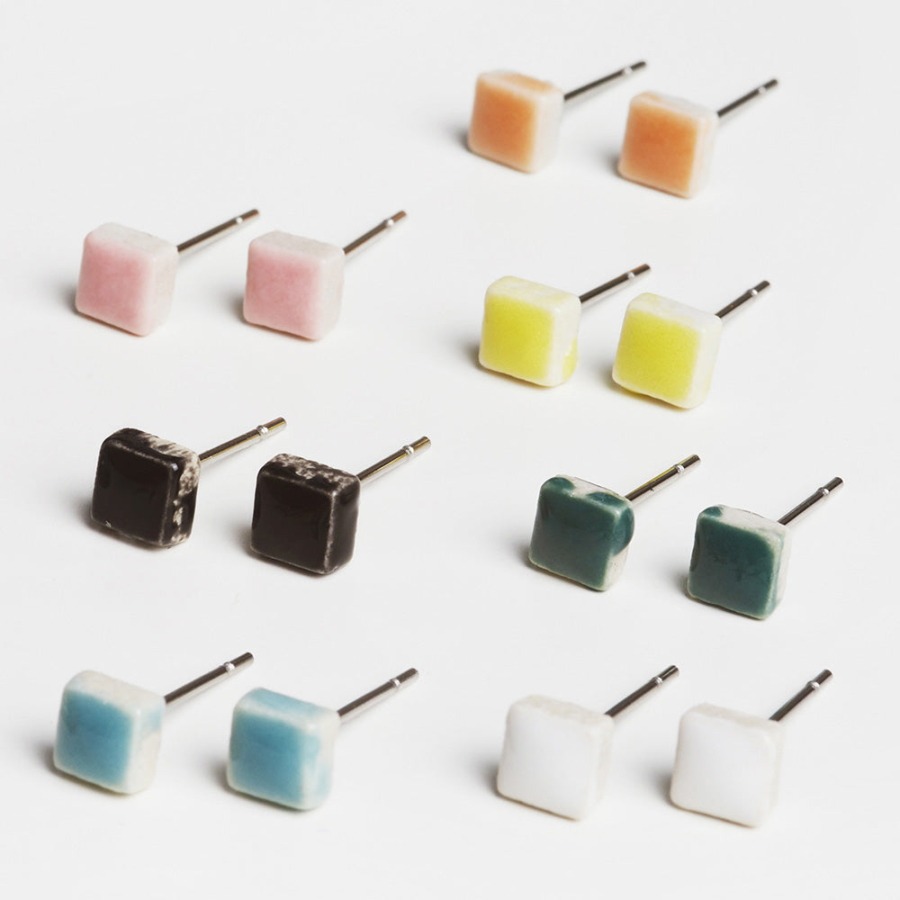 Foto von Minimalist ceramic earrings • 5mm