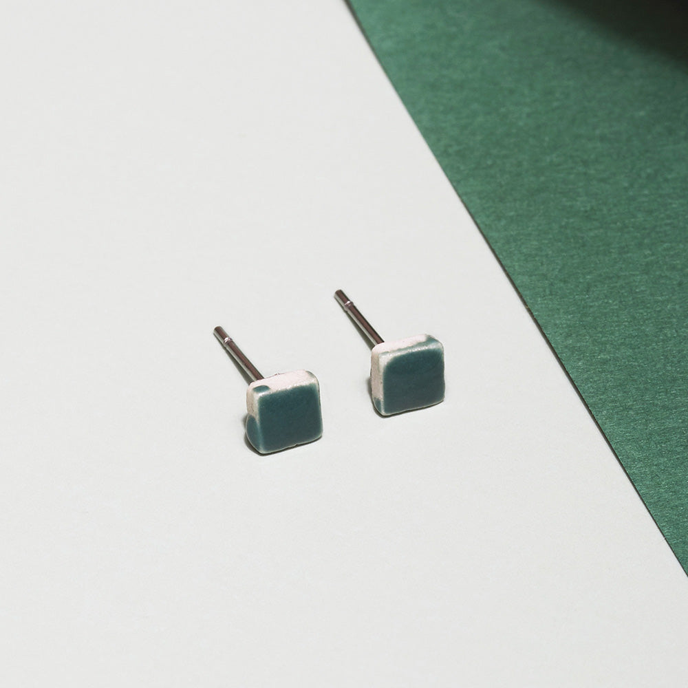 Foto von Minimalist ceramic earrings • 5mm