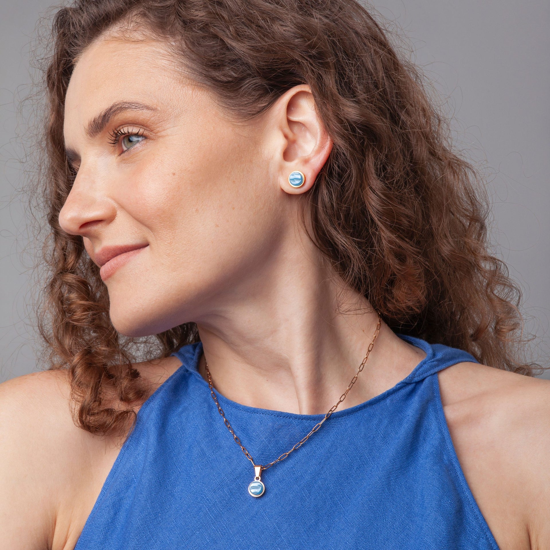 Foto von Stainless steel stud earrings with stone • Mother-of-pearl look • 8mm