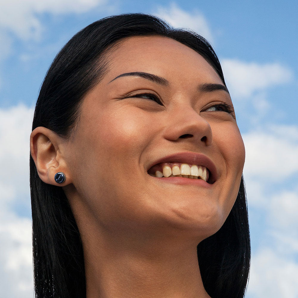 Foto von Stainless steel stud earrings with stone • Mother-of-pearl look • 8mm