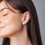 Foto von Stainless steel stud earrings with stone • Mother-of-pearl look • 8mm