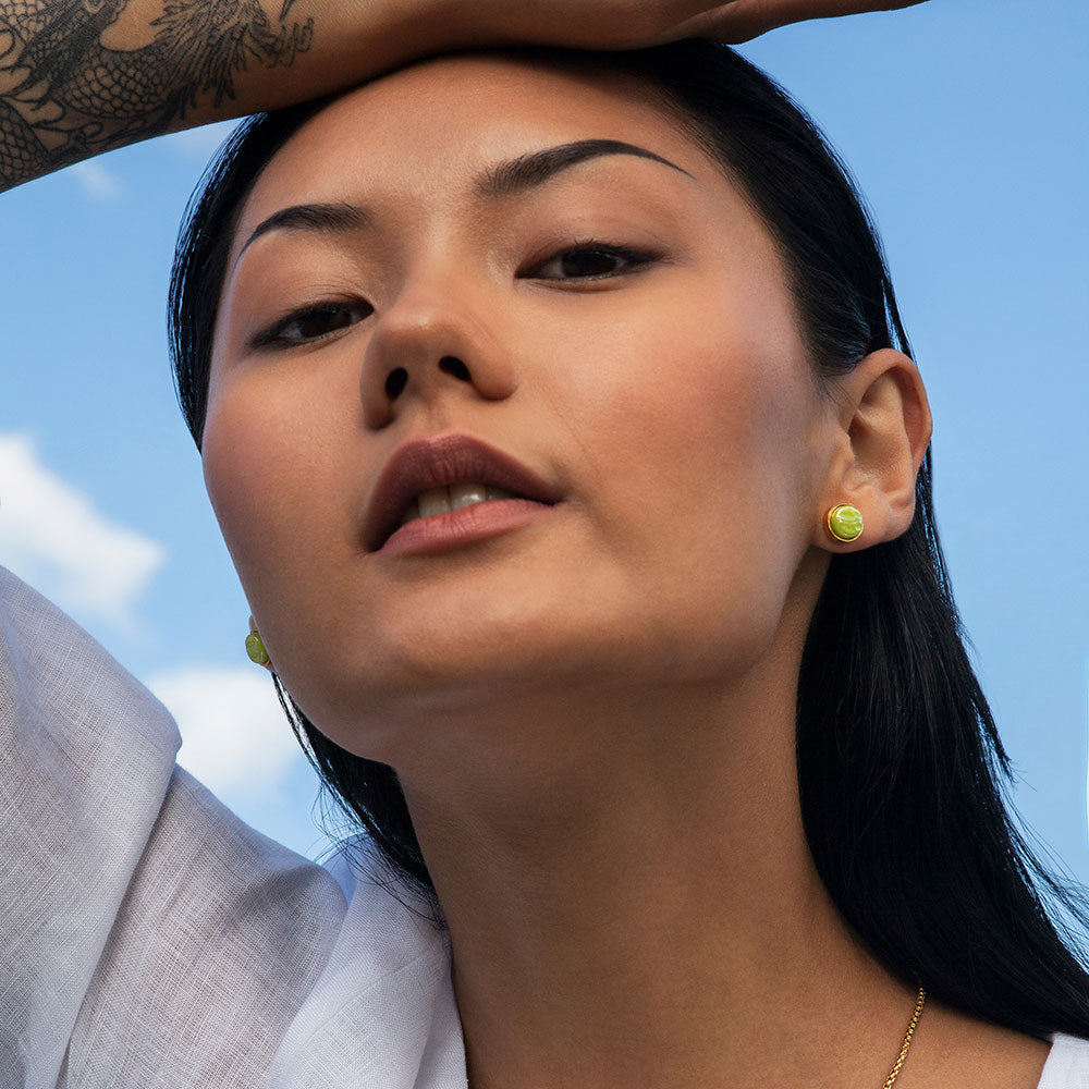 Foto von Stainless steel stud earrings with stone • Mother-of-pearl look • 8mm