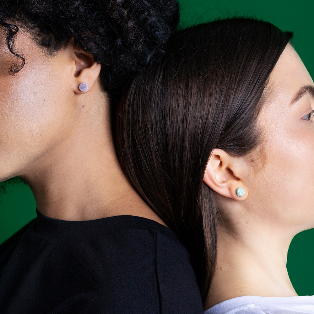 Foto von Glass stud earrings with a pearlescent finish • 8mm