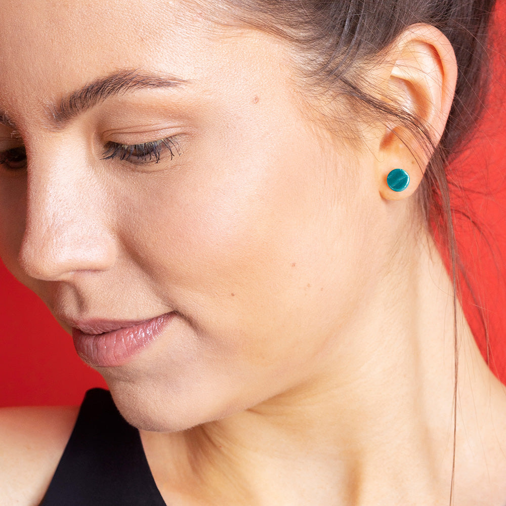 Foto von Glass stud earrings with a pearlescent finish • 8mm