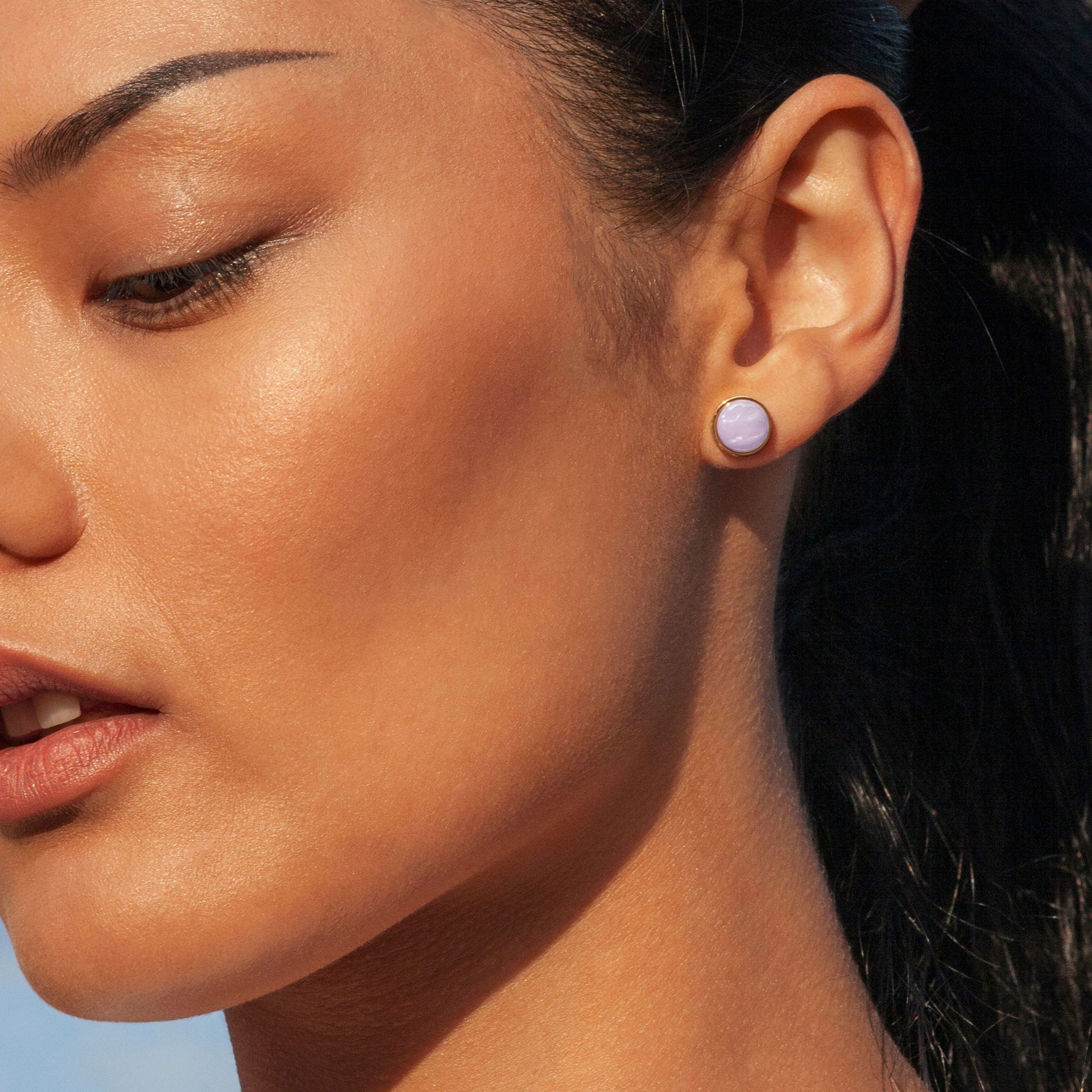 Foto von Stainless steel stud earrings with stone • Mother-of-pearl look • 8mm