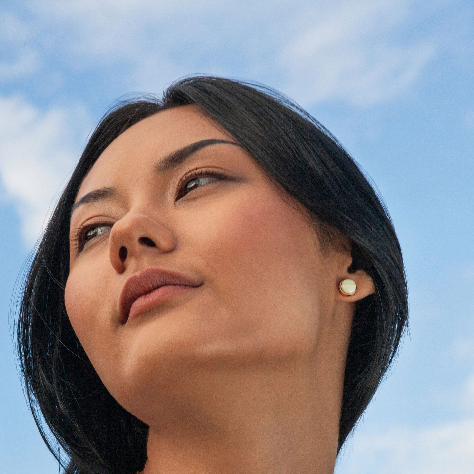 Foto von Stainless steel stud earrings with stone • Mother-of-pearl look • 8mm