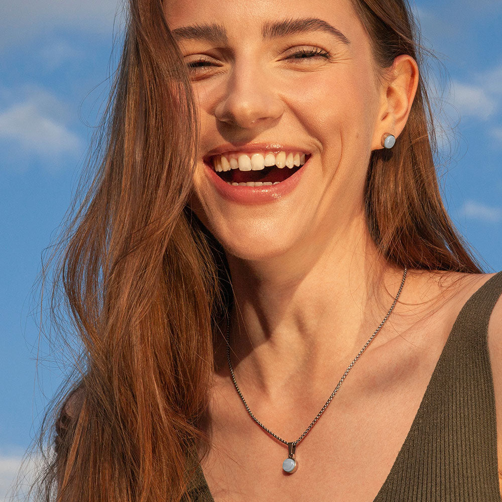 Foto von Stainless steel stud earrings with stone • Mother-of-pearl look • 8mm