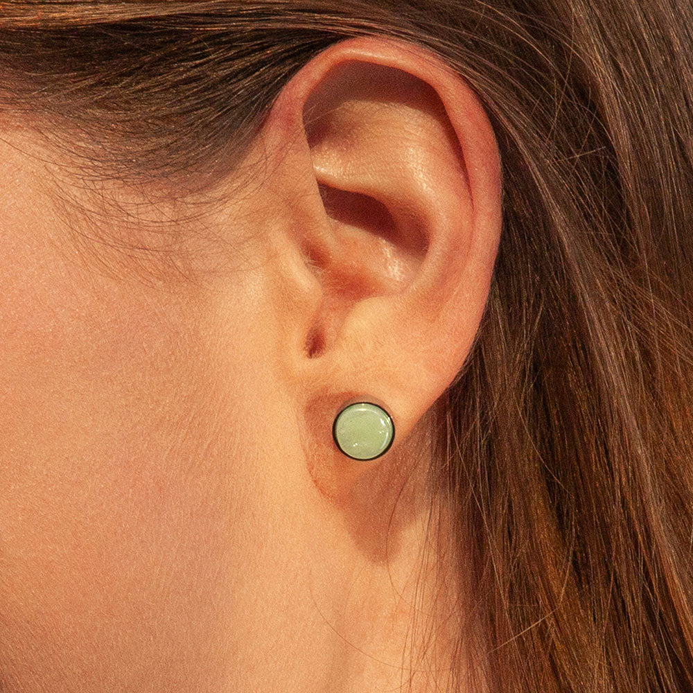 Foto von Stainless steel stud earrings with stone • Mother-of-pearl look • 8mm