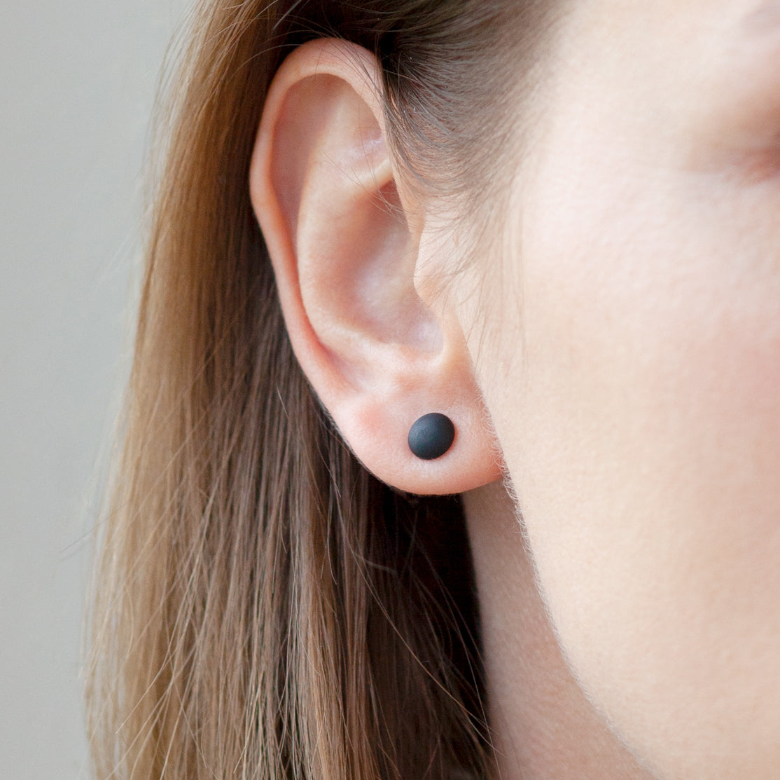 Schwarze Ohrstecker • Minimalistisch & rund • 7 mm