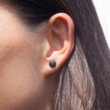 Foto von Schwarze Ohrstecker • Minimalistisch & rund • 7 mm