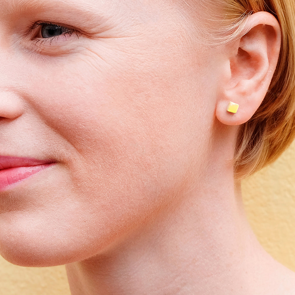 Foto von Minimalist ceramic earrings • 5mm