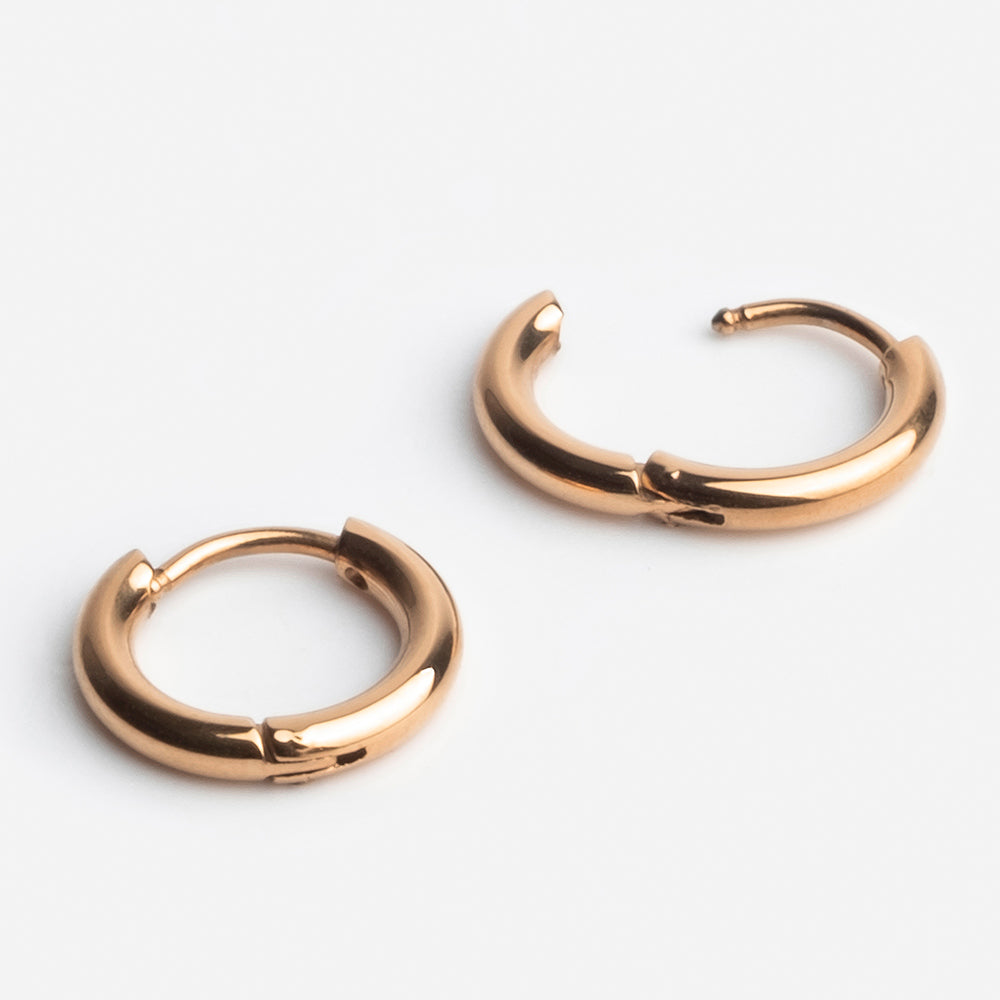 Foto von Stainless steel basic hoop earrings • Waterproof earrings