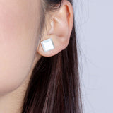 Foto von Small glass stud earrings • 10mm 