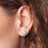 Foto von Stainless steel stud earrings with stone • Mother-of-pearl look • 8mm